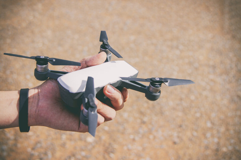 Una persona cogiendo un de los mejores drones para principiantes.