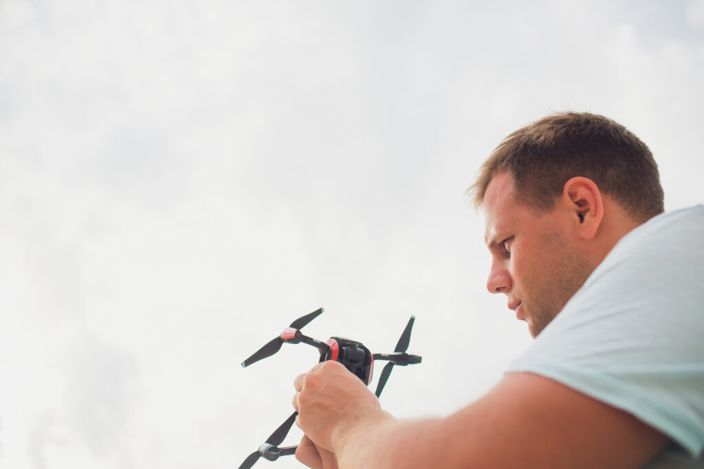 Una persona mirando su DJI fijamente de día